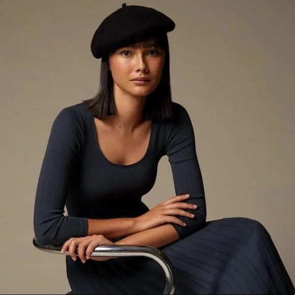 Elegant Black Beret - Picture 3 of 8